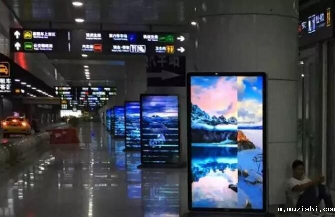 华体汇体育官网入口广告机亮相重庆北站，向国庆献礼！