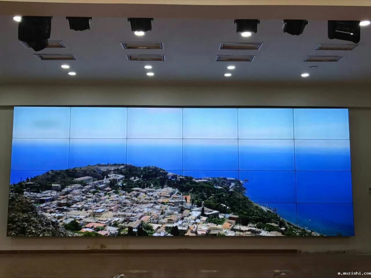 当你遇到需要移动液晶拼接屏幕时，你必须移动来做到这一点